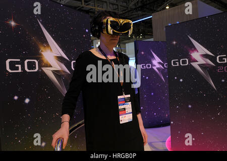 Un visiteur teste un VR Qualcomm GO GO appareil lors du Mobile de Barcelone, Espagne, 1er mars 2017. Congrès mondial le plus grand rassemblement pour l'industrie de la mobilité, organisée par la GSMA et tenue dans le Mobile World Capital Barcelona, 27 février - 2 mars 2017. Credit : fototext/Alamy Live News Banque D'Images