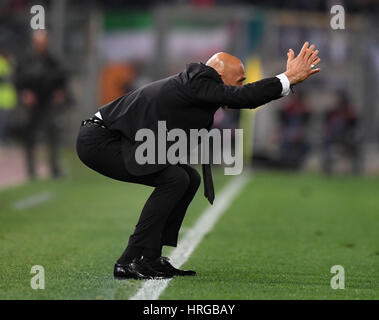 Rome, Italie. 1er mars, 2017. L'entraîneur-chef de Roma Luciano Spalletti gestes durant la première demi-finale de la Coupe italienne jambe match de football contre la Lazio à Rome, Italie, 1 mars 2017. Lazio a remporté le match 2-0. Credit : Alberto Lingria/Xinhua/Alamy Live News Banque D'Images