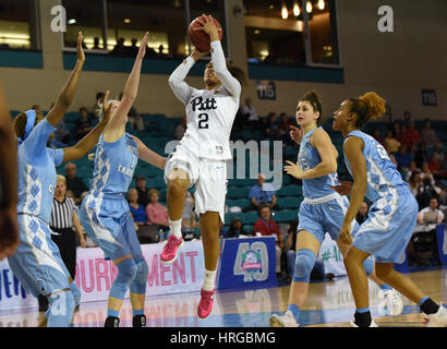 CONWAY, SC - 01 mars : Pittsburgh Panthers guard Aysia Bugg (2) prend un coup entre quatre défenseurs de la Caroline du Nord pendant le match entre le North Carolina Tarheels et The Pitt Panthers dans la CAC tournoi femmes le 1 mars 2017 à HTC Arena de Conway, SC. Caroline du Nord défait Pitt 72-60. William Howard/CSM Banque D'Images