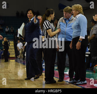 CONWAY, SC - 01 mars : North Carolina Tar Heels Head coach Sylvia Hatchell explique son cas à un arbitre pendant le jeu entre le North Carolina Tarheels et The Pitt Panthers dans la CAC tournoi femmes le 1 mars 2017 à HTC Arena de Conway, SC. Caroline du Nord défait Pitt 72-60. William Howard/CSM Banque D'Images