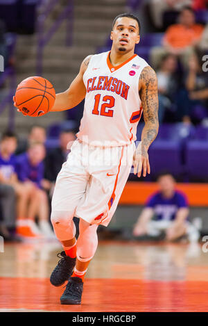 Clemson Tigers guard Avry Holmes (12) au cours de la jeu de basket-ball de NCAA entre la NC State Wolfpack et Clemson Tigers le Mercredi, Mars 1, 2017 à Littlejohn Coliseum à Clemson, SC. David Grooms/CSM Banque D'Images