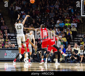 Winston-Salem, NC, USA. 1er mars, 2017. Les diacres démon guard Bryant Crawford (13) draine un plus de trois Cardinaux de l'avant Jaylen Johnson (10) dans le match de basket-ball de NCAA à LJVM Coliseum de Winston-Salem, NC. (Scott Kinser/Cal Sport Media) Credit : csm/Alamy Live News Banque D'Images