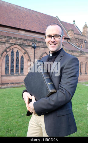 Wirral Prenton, UK. 2e Mar, 2017. Rev Matt Graham, Vicaire de St Stephen's Church, Prenton détient la Sainte Bible, son livre préféré et l'un des plus célèbre du monde des livres, sur la Journée mondiale du livre. Credit : GeoPic/Alamy Live News Banque D'Images