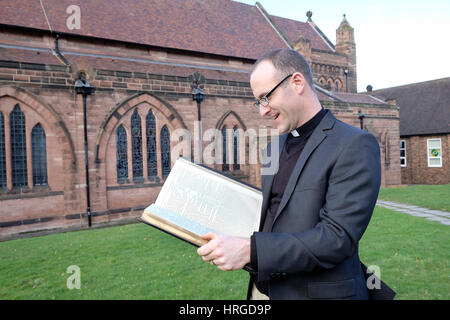 Wirral Prenton, UK. 2e Mar, 2017. Rev Matt Graham, Vicaire de St Stephen's Church, Prenton détient la Sainte Bible, son livre préféré et l'un des plus célèbre du monde des livres, sur la Journée mondiale du livre. Credit : GeoPic/Alamy Live News Banque D'Images