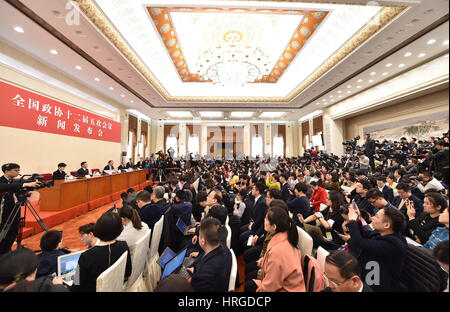 Beijing, Chine. 2e Mar, 2017. La conférence de presse sur la cinquième session de la 12e Conférence consultative politique du peuple chinois (CCPPC) Comité National s'est tenue au Palais du Peuple à Beijing, capitale de Chine, le 2 mars 2017. Crédit : Li Xin/Xinhua/Alamy Live News Banque D'Images