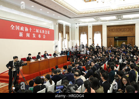 Beijing, Chine. 2e Mar, 2017. La conférence de presse sur la cinquième session de la 12e Conférence consultative politique du peuple chinois (CCPPC) Comité National s'est tenue au Palais du Peuple à Beijing, capitale de Chine, le 2 mars 2017. Credit : Ding Haitao/Xinhua/Alamy Live News Banque D'Images