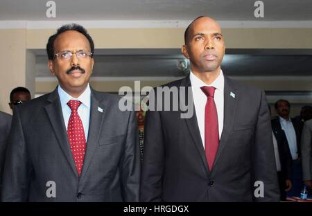 Mogadiscio, Somalie. 1er mars, 2017. Le Président somalien Mohamed Abdullahi Mohamed (L) et le nouveau Premier Ministre somalien Hassan Ali Khaire assister à une session du Parlement européen à Mogadiscio, capitale de la Somalie, 1 mars 2017. Le Parlement somalien le mercredi à l'unanimité la nomination de Hassan Ali Khaire comme le premier ministre du pays. Credit : Faisal Miu/Xinhua/Alamy Live News Banque D'Images