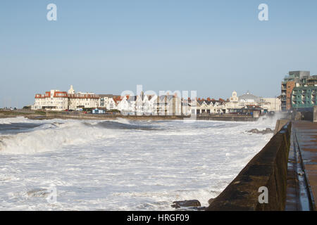 Porthcawl, dans le sud du Pays de Galles, Royaume-Uni. 2 mars 2017. Une mer agitée le matin le long de la côte, alors que le vent de 60km/h sont prévus aujourd'hui. Crédit : Andrew Bartlett/Alamy Live News Banque D'Images