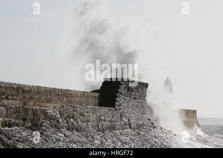 Porthcawl, dans le sud du Pays de Galles, Royaume-Uni. 2 mars 2017. Une mer agitée le matin le long de la côte, alors que le vent de 60km/h sont prévus aujourd'hui. Crédit : Andrew Bartlett/Alamy Live News Banque D'Images