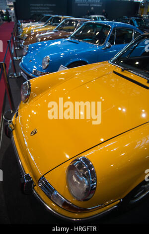 Stuttgart, Allemagne. 09Th Mar, 2017. Diverses incarnations de la Porsche 911 dans un classic cars trade show à Stuttgart, Allemagne, 02 mars 2017. Autour de 1550 les exposants sont afficher leurs plus belles voitures classiques entre le 02.03.17 et le 05.03.17. Photo : Lino Mirgeler/dpa/Alamy Live News Banque D'Images