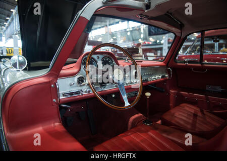 Stuttgart, Allemagne. 09Th Mar, 2017. L'intérieur d'une Mercedes-Benz 300SL à une voiture classique trade show à Stuttgart, Allemagne, 02 mars 2017. Autour de 1550 les exposants sont afficher leurs plus belles voitures classiques entre le 02.03.17 et le 05.03.17. Photo : Lino Mirgeler/dpa/Alamy Live News Banque D'Images