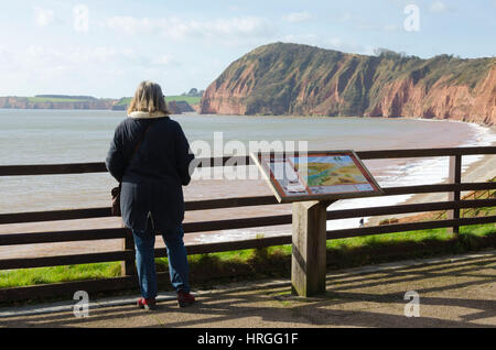 La ville de Sidmouth, Devon, UK. 2e Mar, 2017. Météo britannique. Une femme en profitant de la vue vers la baie Ladram du point de vue sur jardins Connaught sur une belle journée de printemps ensoleillée à la station balnéaire de Sidmouth dans le Devon. Crédit photo : Graham Hunt/Alamy Live News Banque D'Images