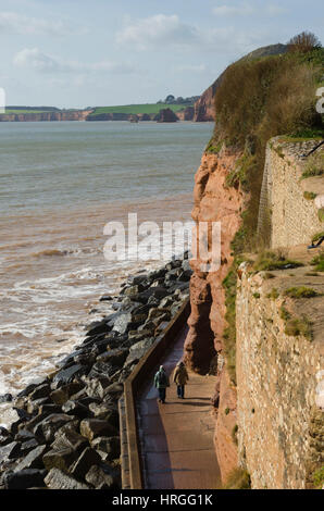 La ville de Sidmouth, Devon, UK. 2e Mar, 2017. Météo britannique. Les gens qui marchent le long du chemin sous le point de vue sur jardins Connaught sur une belle journée de printemps ensoleillée à la station balnéaire de Sidmouth dans le Devon. Crédit photo : Graham Hunt/Alamy Live News Banque D'Images