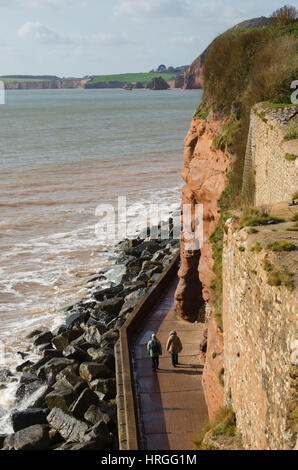 La ville de Sidmouth, Devon, UK. 2e Mar, 2017. Météo britannique. Les gens qui marchent le long du chemin sous le point de vue sur jardins Connaught sur une belle journée de printemps ensoleillée à la station balnéaire de Sidmouth dans le Devon. Crédit photo : Graham Hunt/Alamy Live News Banque D'Images