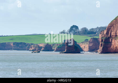 La ville de Sidmouth, Devon, UK. 2e Mar, 2017. Météo britannique. Ladram Bay Vue de du point de vue sur jardins Connaught sur une belle journée de printemps ensoleillée à la station balnéaire de Sidmouth dans le Devon. Crédit photo : Graham Hunt/Alamy Live News Banque D'Images