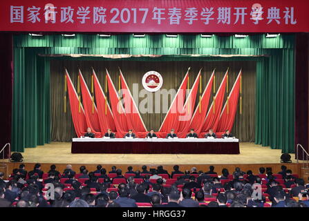 Beijing, Chine. 2e Mar, 2017. Le Conseiller d'Etat chinois Yang Jing (4L), également à la tête de l'Académie chinoise de la gouvernance, de la parole à l'ouverture du semestre de printemps de l'académie à Beijing, capitale de Chine, le 2 mars 2017. Credit : Ding Haitao/Xinhua/Alamy Live News Banque D'Images