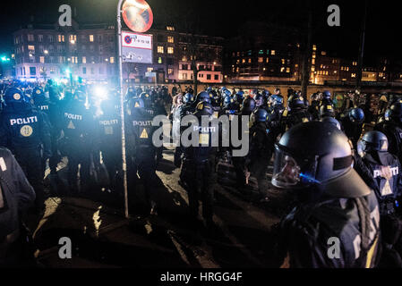 Danemark, Copenhague, le 1er mars. 2017. Les militants de l'aile gauche a pris les rues de Copenhague dix ans après la démolition de la maison de jeunes de Ungdomshuset au Jagtvej 69. En vertu de l'énoncé "La lutte continue, rien oublié, rien pardonné" les militants se sont affrontés avec la police au cours de la marche. La police est massivement présents autour de Jagtvej 69 severial où les militants ont été arrêtés. Gonzales : Crédit Photo/Alamy Live News Banque D'Images