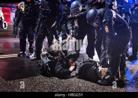 Danemark, Copenhague, le 1er mars. 2017. Les militants de l'aile gauche a pris les rues de Copenhague dix ans après la démolition de la maison de jeunes de Ungdomshuset au Jagtvej 69. En vertu de l'énoncé "La lutte continue, rien oublié, rien pardonné" les militants se sont affrontés avec la police au cours de la marche. La police est massivement présents autour de Jagtvej 69 severial où les militants ont été arrêtés. Gonzales : Crédit Photo/Alamy Live News Banque D'Images