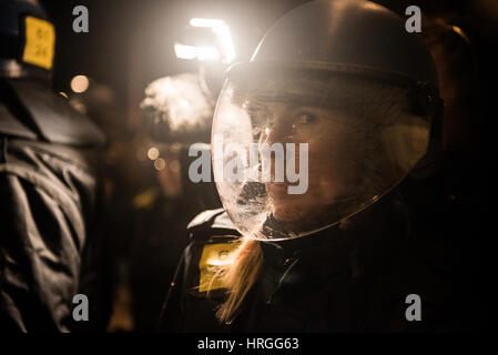 Danemark, Copenhague, le 1er mars. 2017. Les militants de l'aile gauche a pris les rues de Copenhague dix ans après la démolition de la maison de jeunes de Ungdomshuset au Jagtvej 69. En vertu de l'énoncé "La lutte continue, rien oublié, rien pardonné" les militants se sont affrontés avec la police au cours de la marche. Gonzales : Crédit Photo/Alamy Live News Banque D'Images