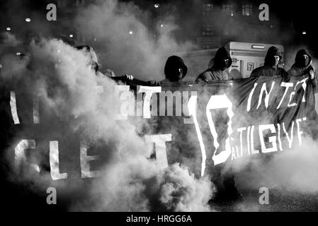 Danemark, Copenhague, le 1er mars. 2017. Les militants de l'aile gauche a pris les rues de Copenhague dix ans après la démolition de la maison de jeunes de Ungdomshuset au Jagtvej 69. En vertu de l'énoncé "La lutte continue, rien oublié, rien pardonné" les militants se sont affrontés avec la police au cours de la marche. Gonzales : Crédit Photo/Alamy Live News Banque D'Images