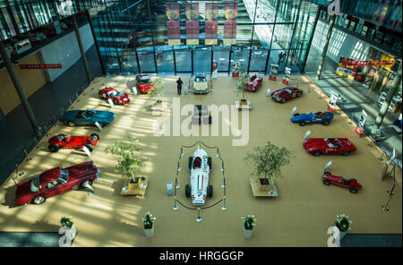 Stuttgart, Allemagne. 09Th Mar, 2017. La Maserati 420M Eldorado entraîné par Stirling Moss à un classic cars trade show à Stuttgart, Allemagne, 02 mars 2017. Autour de 1550 les exposants sont afficher leurs plus belles voitures classiques entre le 02.03.17 et le 05.03.17. Photo : Lino Mirgeler/dpa/Alamy Live News Banque D'Images