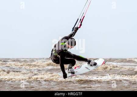 , D'Ainsdale Merseyside. 2 mars 2017. Météo britannique. Kite surfeurs prendre les vagues à marée haute frappe la côte nord-ouest d'Ainsdale à sur Merseyside. Un ciel bleu, un soleil brillant et une vagues de fouet fait presque parfaite pour les conditions de surf. Credit : Cernan Elias/Alamy Live News Banque D'Images