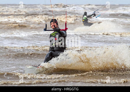 , D'Ainsdale Merseyside. 2 mars 2017. Météo britannique. Kite surfeurs prendre les vagues à marée haute frappe la côte nord-ouest d'Ainsdale à sur Merseyside. Un ciel bleu, un soleil brillant et une vagues de fouet fait presque parfaite pour les conditions de surf. Credit : Cernan Elias/Alamy Live News Banque D'Images