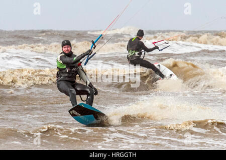 , D'Ainsdale Merseyside. 2 mars 2017. Météo britannique. Kite surfeurs prendre les vagues à marée haute frappe la côte nord-ouest d'Ainsdale à sur Merseyside. Un ciel bleu, un soleil brillant et une vagues de fouet fait presque parfaite pour les conditions de surf. Credit : Cernan Elias/Alamy Live News Banque D'Images