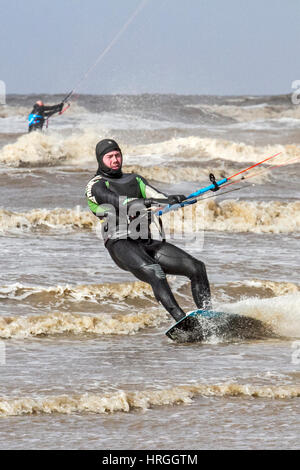 , D'Ainsdale Merseyside. 2 mars 2017. Météo britannique. Kite surfeurs prendre les vagues à marée haute frappe la côte nord-ouest d'Ainsdale à sur Merseyside. Un ciel bleu, un soleil brillant et une vagues de fouet fait presque parfaite pour les conditions de surf. Credit : Cernan Elias/Alamy Live News Banque D'Images