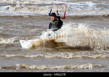 , D'Ainsdale Merseyside. 2 mars 2017. Météo britannique. Kite surfeurs prendre les vagues à marée haute frappe la côte nord-ouest d'Ainsdale à sur Merseyside. Un ciel bleu, un soleil brillant et une vagues de fouet fait presque parfaite pour les conditions de surf. Credit : Cernan Elias/Alamy Live News Banque D'Images