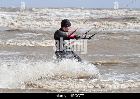 , D'Ainsdale Merseyside. 2 mars 2017. Météo britannique. Kite surfeurs prendre les vagues à marée haute frappe la côte nord-ouest d'Ainsdale à sur Merseyside. Un ciel bleu, un soleil brillant et une vagues de fouet fait presque parfaite pour les conditions de surf. Credit : Cernan Elias/Alamy Live News Banque D'Images