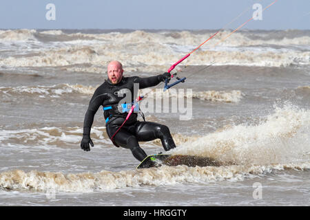 , D'Ainsdale Merseyside. 2 mars 2017. Météo britannique. Kite surfeurs prendre les vagues à marée haute frappe la côte nord-ouest d'Ainsdale à sur Merseyside. Un ciel bleu, un soleil brillant et une vagues de fouet fait presque parfaite pour les conditions de surf. Credit : Cernan Elias/Alamy Live News Banque D'Images