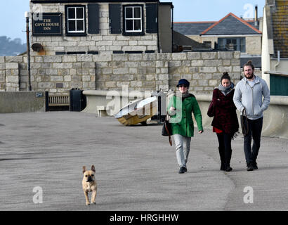 Portland, UK. 2e Mar, 2017. Météo britannique. Dog Walkers profitez d'une marche rapide le long de l'esplanade dans un ciel ensoleillé mais frisquet après-midi à Portland, Dorset Crédit : John GURD MEDIA/Alamy Live News Banque D'Images