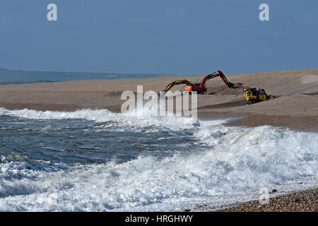 Plage de Chesil, UK. 2e Mar, 2017. Météo britannique. L'Agence de l'environnement valorisant les conditions ensoleillées sur la plage de Chesil, Dorset pour reconstruire la défense de la mer à la suite de récentes tempêtes le long de la côte sud. Crédit : John GURD MEDIA/Alamy Live News Banque D'Images