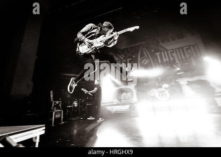 Toronto, Ontario, Canada. 1er mars, 2017. Groupe de rock américain Pierce The Veil fait sold out show à Danforth Music Hall à Toronto. Les membres de la bande : VIC FUENTES, MIKE FUENTES, TONY PERRY, JAIME PRECIADO Crédit : Igor Vidyashev/ZUMA/Alamy Fil Live News Banque D'Images