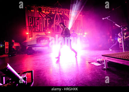 Toronto, Ontario, Canada. 1er mars, 2017. Groupe de rock américain Pierce The Veil fait sold out show à Danforth Music Hall à Toronto. Les membres de la bande : VIC FUENTES, MIKE FUENTES, TONY PERRY, JAIME PRECIADO Crédit : Igor Vidyashev/ZUMA/Alamy Fil Live News Banque D'Images