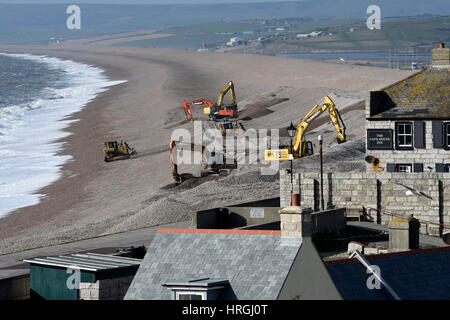 Plage de Chesil, UK. 2e Mar, 2017. Météo britannique. L'Agence de l'environnement valorisant les conditions ensoleillées sur la plage de Chesil, Dorset pour reconstruire la défense de la mer à la suite de récentes tempêtes le long de la côte sud. Crédit : John GURD MEDIA/Alamy Live News Banque D'Images