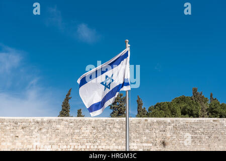 Drapeau israélien au-dessus du mur occidental, à Jérusalem, Israël Banque D'Images