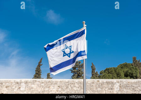 Drapeau israélien au-dessus du mur occidental, à Jérusalem, Israël Banque D'Images