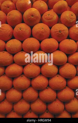 Pile d'oranges fraîches au farmer's market stall Banque D'Images