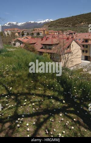 Pays idyllique avec beaucoup de montagnes des Pyrénées à la Seu d'Urgell, Espagne Banque D'Images