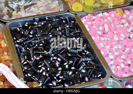 Stand avec assortiment varié de bonbons colorés Banque D'Images