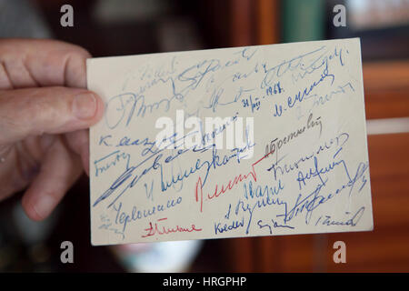 Carte postale avec signatures des participants du sommet à Cierna nad Tisou en 31 juillet 1968. Les dirigeants tchécoslovaques et soviétique Leonid Brejnev et Alexander Dubcek s'est réuni à Cierna nad Tisou, maintenant en Slovaquie. Cette réunion a été suivie par l'invasion du Pacte de Varsovie de la Tchécoslovaquie le 21 août 1968. Signature d'Alexander Dubcek, Leonid Brejnev , Mikhail Suslov, Alexeï Kossyguine, Andrei Gromyko et ambassadeur de l'Union soviétique en Tchécoslovaquie Stepan Chervonenko sont lisibles. Ancien Secrétaire Général du Parti communiste tchécoslovaque Milos Jakes montre la carte postale de son archive personnelle Banque D'Images