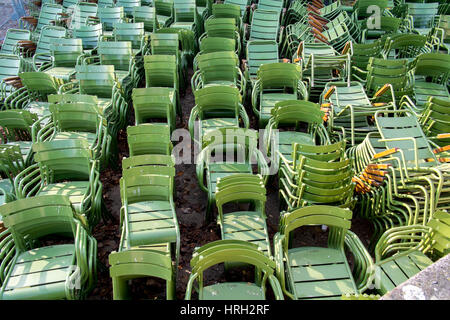 Des piles de chaises en métal vert jardin des Tuileries, Paris, France Banque D'Images