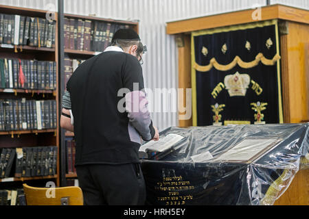 Un homme juif religieux à la prière du matin à Cambria Heights, dans le Queens, New York. Banque D'Images