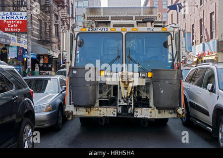 Un blocage de camions d'assainissement Mulberry Street dans la petite Italie tout en faisant leur routine corbeille ramasseur. Banque D'Images