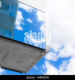 Wolken spiegeln sich in einem von Glassfassade Hochhaus - les nuages relection dans une façade de verre d'un immeuble Banque D'Images