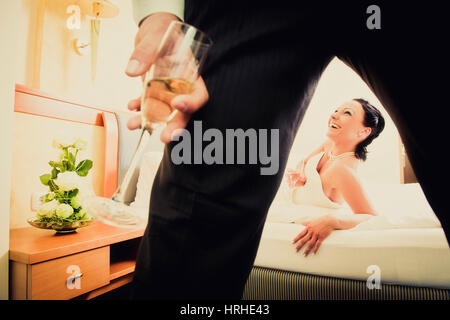 Hotelzimmer im Brautpaar - mariage couple in hotel room Banque D'Images