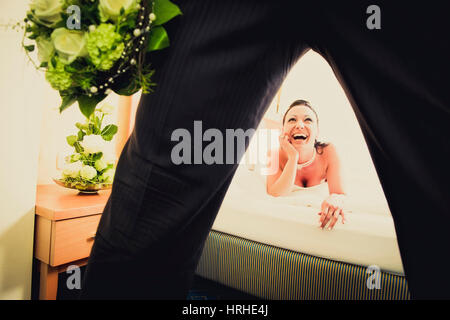 Hotelzimmer im Brautpaar - mariage couple in hotel room Banque D'Images