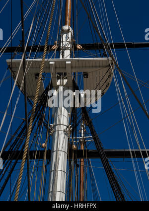 Mât de la frégate USS Constellation nous navire naval dans le port de Baltimore, Maryland, USA Banque D'Images